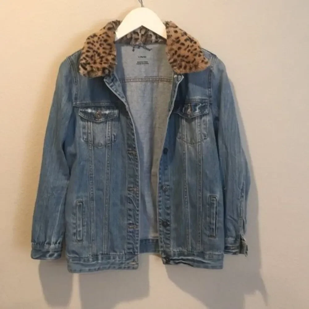 Denim jacket with leopard and pink customizable fuzzy collars Size 10/12 Large